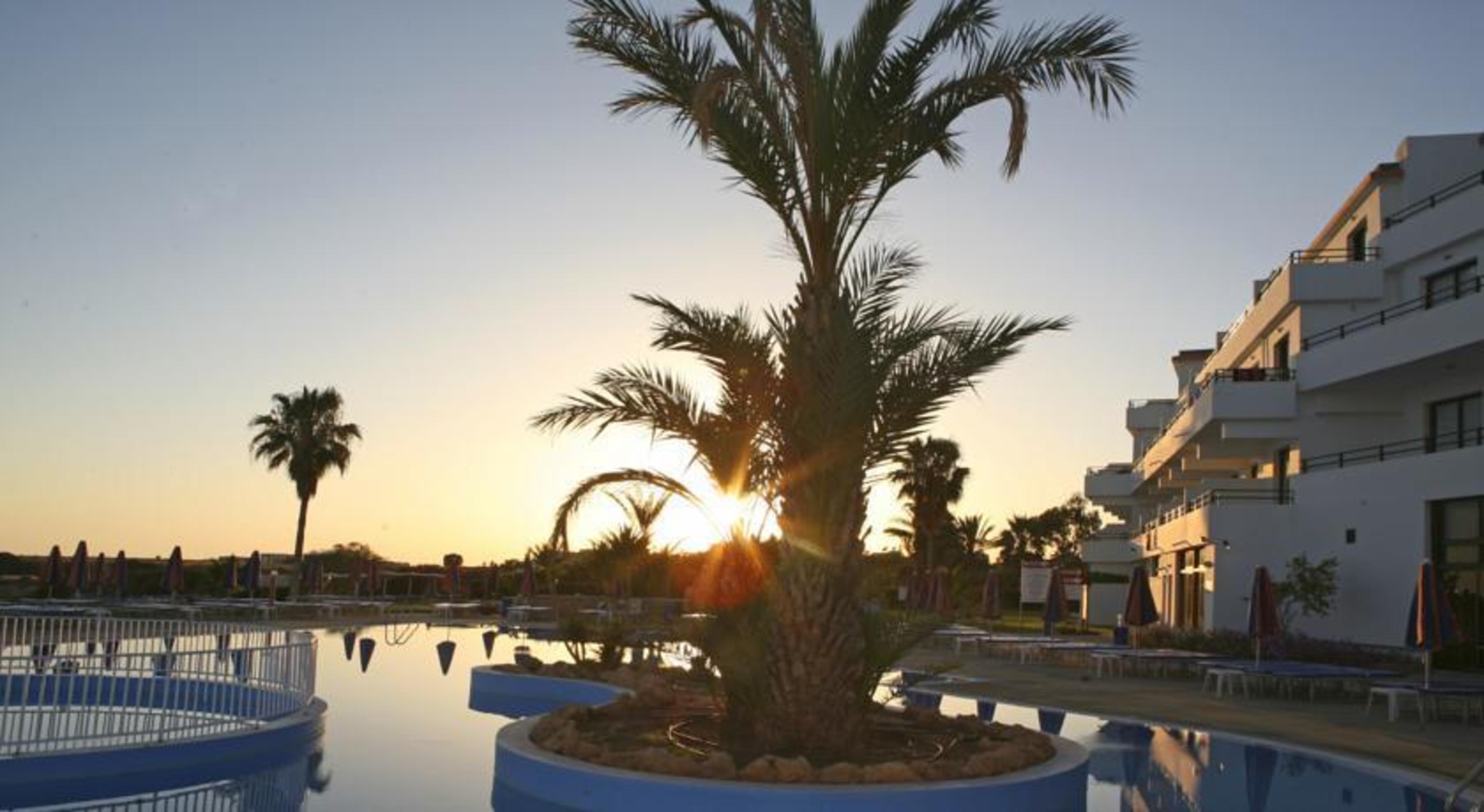 קורל ביי Corallia Beach Hotel Apartments מראה חיצוני תמונה